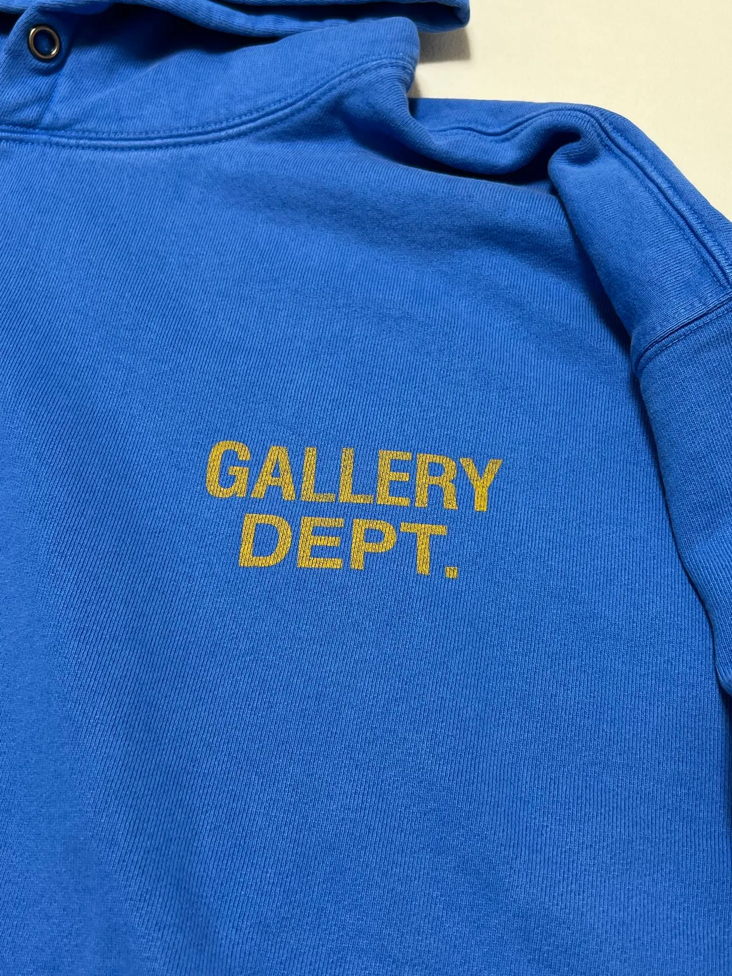 More details GALLERY DEPT. 90'S GD LOGO HOODIE/BLU 90's retro destroyed royal blue English hoodie Royal blue S-XL requires custom weaving and dyeing 500g high weight sweatshirt fabric Light fleece treatment on the inside Overall wide and comfortable Loose version Trendy and fashionable Same as the original version Washed and distressed printing Original consistent hang tag With G LOGO hanging grain / yellow triangle warning sign